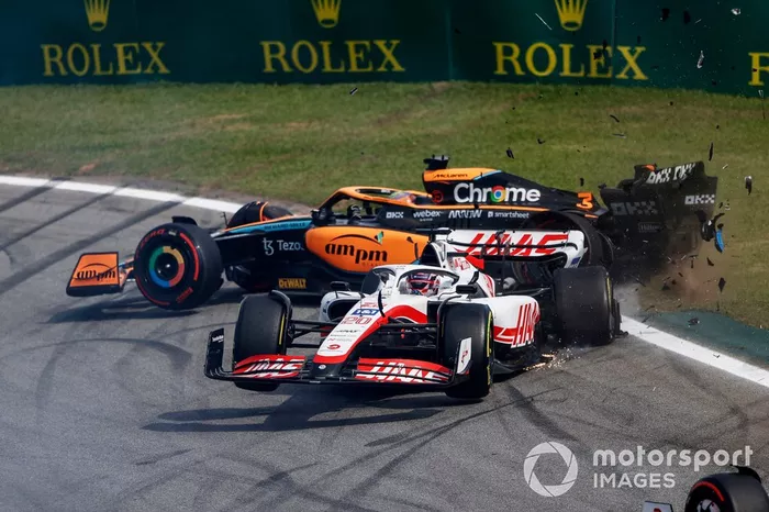 Daniel Ricciardo, McLaren MCL36, Kevin Magnussen, Haas VF-22, se estrellan
