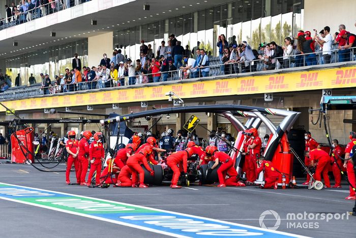 Charles Leclerc, Ferrari SF21, en pits