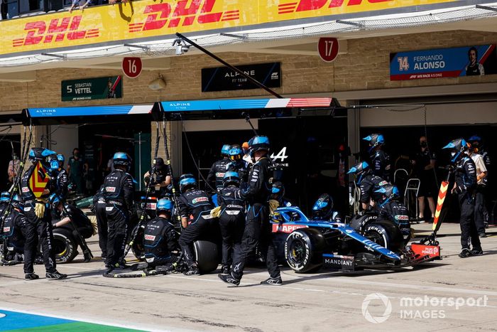 Fernando Alonso, Alpine A521, hace pit stop