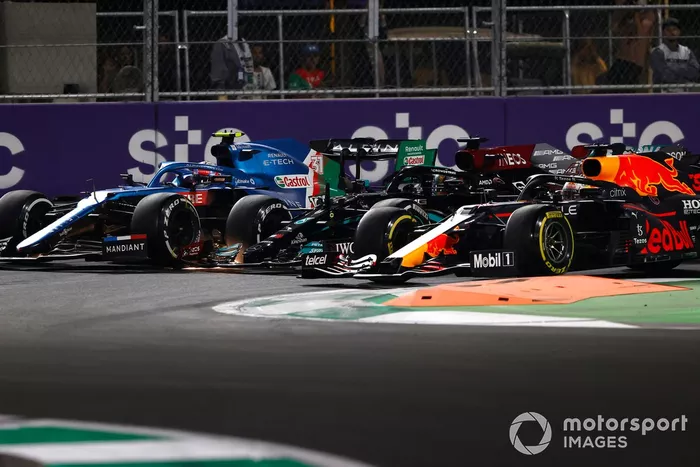 Max Verstappen, Red Bull Racing RB16B, Lewis Hamilton, Mercedes W12, e Esteban Ocon, Alpine A521