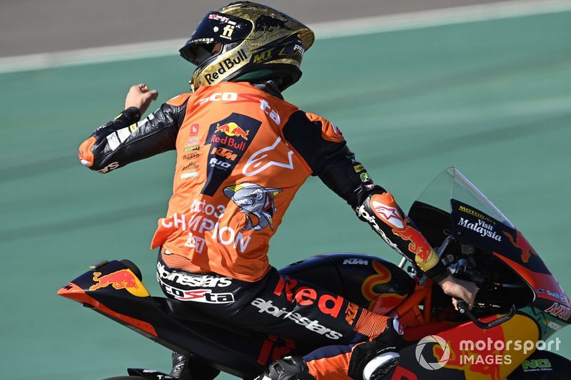 El ganador de la carrera y campeón del mundo Pedro Acosta, Red Bull KTM Ajo