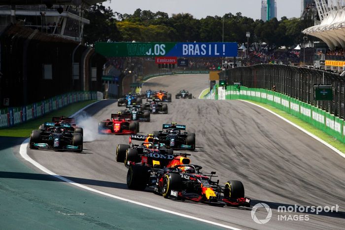 Max Verstappen, Red Bull Racing RB16B, Sergio Pérez, Red Bull Racing RB16B, Lewis Hamilton, Mercedes W12, Valtteri Bottas, Mercedes W12, Carlos Sainz Jr., Ferrari SF21, y el resto de la parrilla tras el coche de seguridad