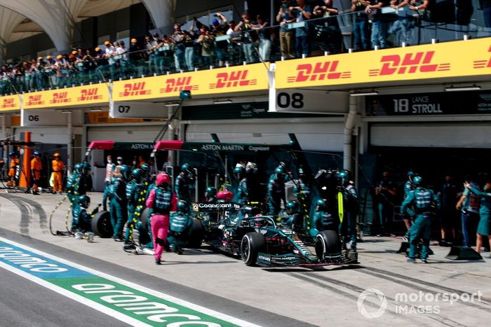 Sebastian Vettel, Aston Martin AMR21, sale de su box tras una parada