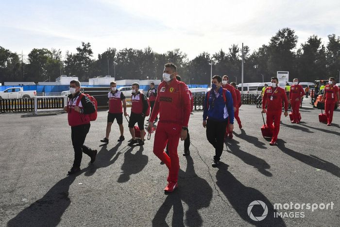 Llegada de los mecánicos de Ferrari