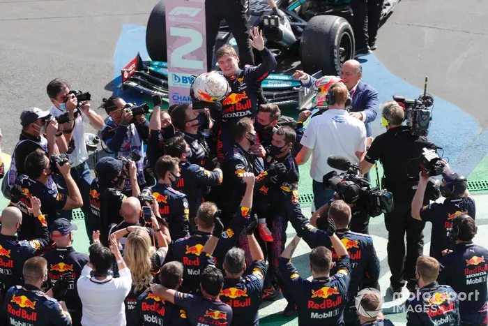 Ganador Max Verstappen, Red Bull Racing, tercer lugar Sergio Pérez, Red Bull Racing, y el equipo Red Bull Racing celebran en el Parc Ferme
