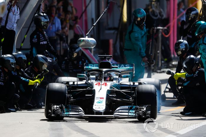 Lewis Hamilton, Mercedes AMG F1 W09, para en boxes