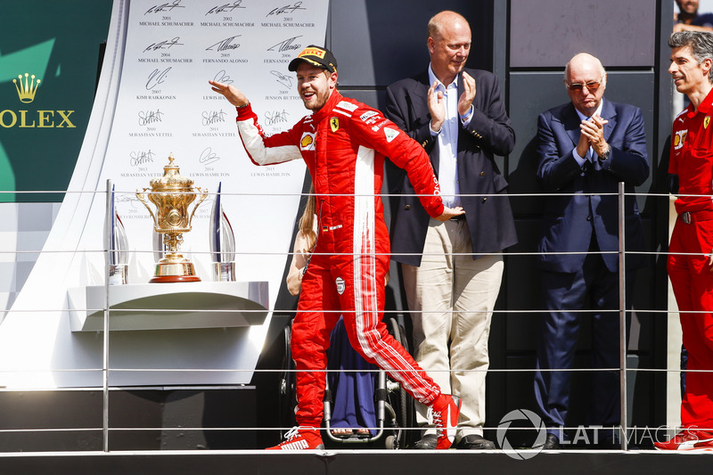 Podio: il vincitore della gara Sebastian Vettel, Ferrari