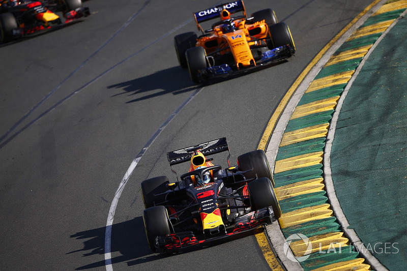 Daniel Ricciardo, Red Bull Racing RB14 Tag Heuer, leads Fernando Alonso, McLaren MCL33 Renault, and Max Verstappen, Red Bull Racing RB14 Tag Heuer