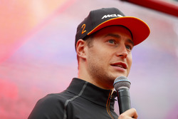 Stoffel Vandoorne, McLaren, sahnede röportaj veriyor