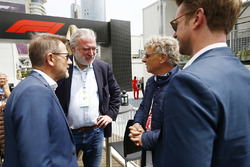 Hermann Tilke habla con el político danés Helge Sander y Lars Seier Christensen, CEO, Seier Capital
