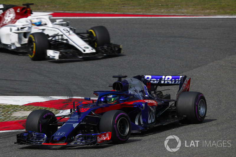 Brendon Hartley, Toro Rosso STR13 Honda, leads Marcus Ericsson, Sauber C37 Ferrari