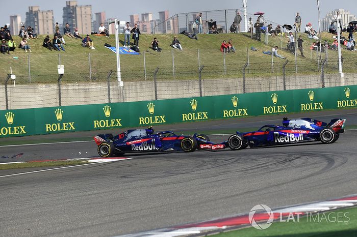 Pierre Gasly, Scuderia Toro Rosso STR13 y Brendon Hartley, Scuderia Toro Rosso STR13 choque