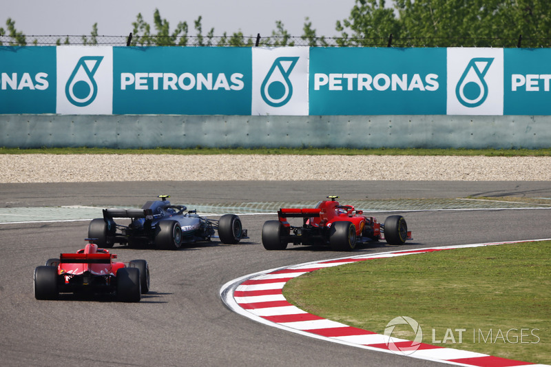 Valtteri Bottas, Mercedes AMG F1 W09, dépasse Kimi Raikkonen, Ferrari SF71H, pour la tête de course devant Sebastian Vettel, Ferrari SF71H