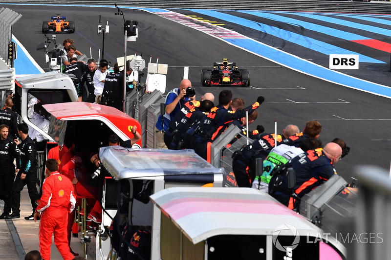 Max Verstappen, Red Bull Racing RB14 crosses the line