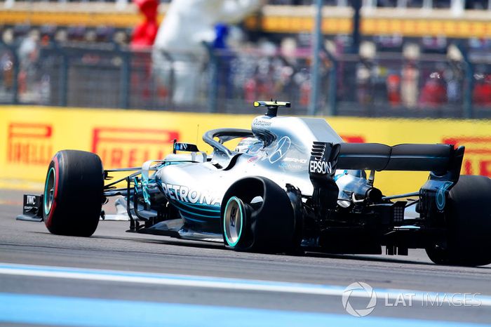 Valtteri Bottas, Mercedes AMG F1 W09, con un pinchazo