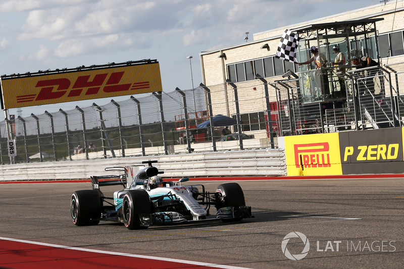 Lewis Hamilton, Mercedes-Benz F1 W08  toma la bandera a cuadros al final de calificación