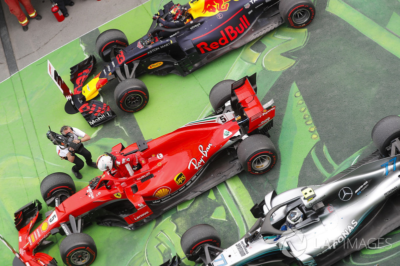 Sebastian Vettel, Ferrari, merayakan kemenangan