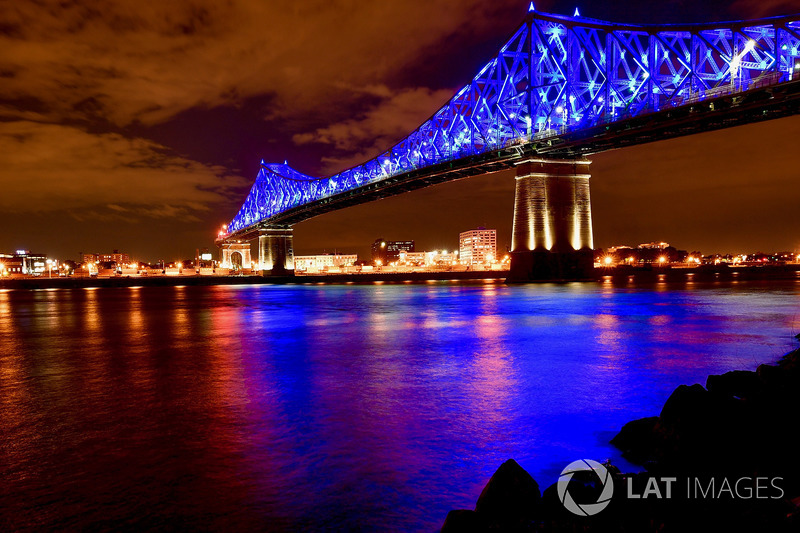 Lo skyline di Montreal in notturna