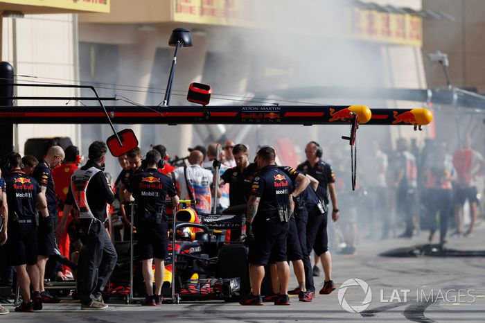 Humo en el pit lane , Max Verstappen, Red Bull Racing RB14 Tag Heuer, hace una parada en boxes