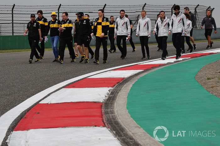 Carlos Sainz Jr., Renault Sport F1 Team camina en la pista