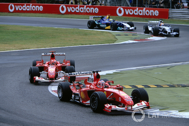 Rubens Barrichello, Ferrari F2004 devant Michael Schumacher, Ferrari F2004