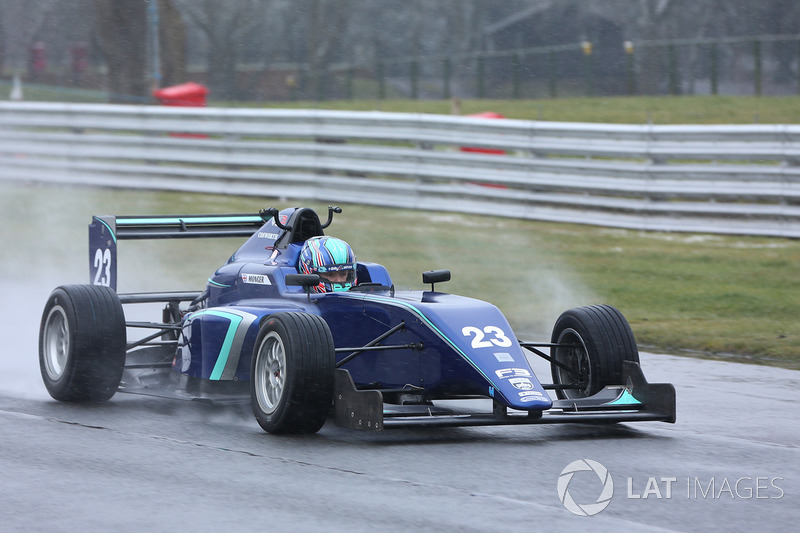 Billy Monger en su coche de carreras regreso a probar el Carlin MSV Fórmula 3