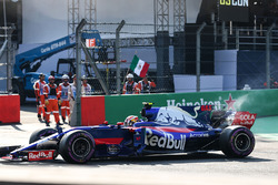 Pierre Gasly, Scuderia Toro Rosso STR12, immobilisé en piste