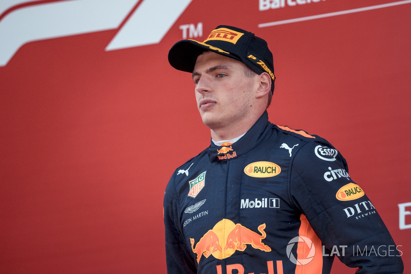 Max Verstappen podyumda kutlama yapıyor, Red Bull Racing