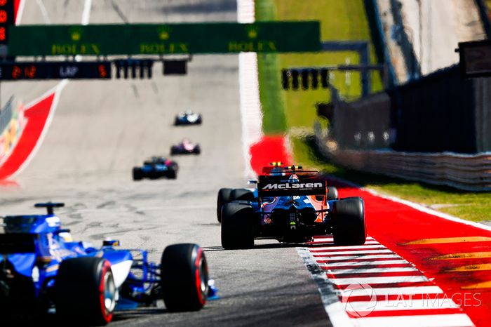 Stoffel Vandoorne, McLaren MCL32, Marcus Ericsson, Sauber C36