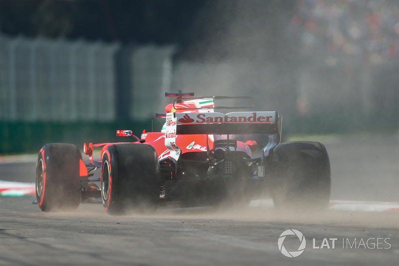 Sebastian Vettel, Ferrari SF70H se sigue hacia el césped