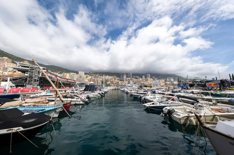 Vue d'ensemble du port