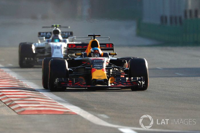Daniel Ricciardo, Red Bull Racing RB13, Lance Stroll, Williams FW40
