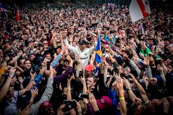 El ganador Lewis Hamilton, Mercedes AMG F1 con los fans