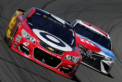 Kyle Larson, Chip Ganassi Racing Chevrolet, Kyle Busch, Joe Gibbs Racing Toyota