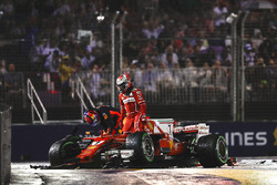 Kimi Raikkonen, Ferrari SF70H, Max Verstappen, Red Bull Racing RB13, start kazası sonrası