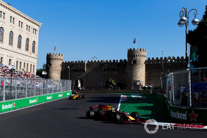 Daniel Ricciardo, Red Bull Racing RB13, Nico Hulkenberg, Renault Sport F1 Team RS17