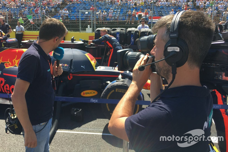 Iker Viana, cámara de televisión de Movistar + F1, y Albert Fábrega, analista y colaborador de Motorsport.com