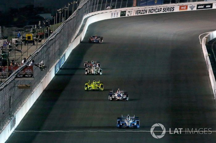 Josef Newgarden, Team Penske Chevrolet se lleva la bandera a cuadros