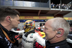 Il vincitore della gara Lewis Hamilton, Mercedes AMG F1, festeggia con il team nel parco chiuso