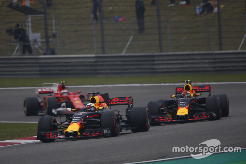 Daniel Ricciardo, Red Bull Racing RB13; Max Verstappen, Red Bull Racing RB13; Kimi Räikkönen, Ferrar