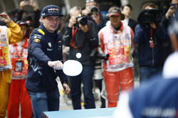 Max Verstappen, Red Bull Racing, y Felipe Massa, Williams, juegan tenis de mesa