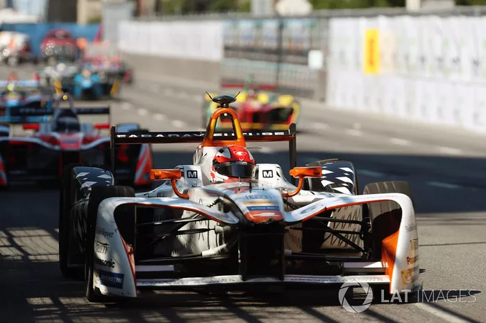 Loic Duval, Dragon Racing, precede Nick Heidfeld, Mahindra Racing