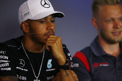 Lewis Hamilton, Mercedes AMG F1 ve Kevin Magnussen, Haas F1 Team