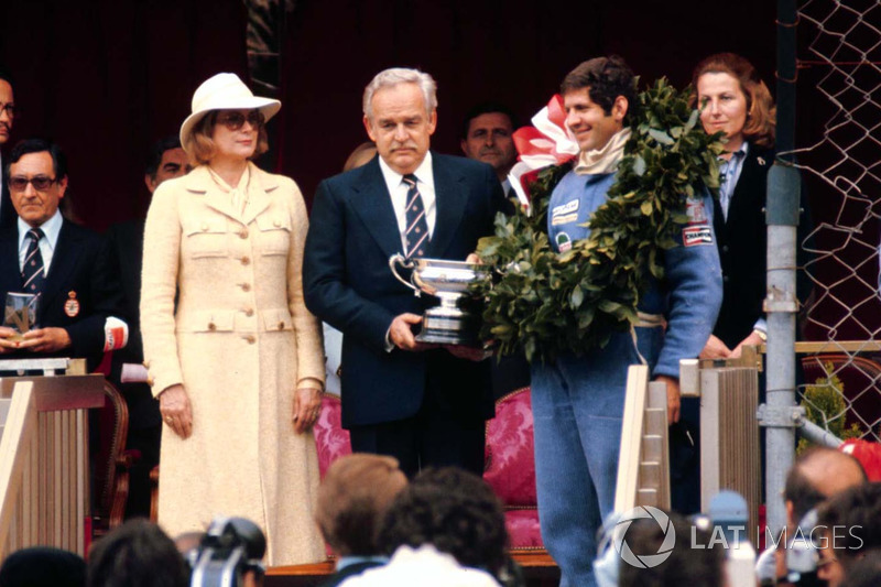 Podium : le vainqueur Jody Scheckter, Wolf WR1 avec le Prince Rainier et la Princesse Grace de Monaco