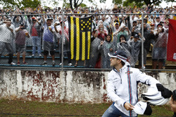 Felipe Massa, Williams, jette des casquettes aux fans