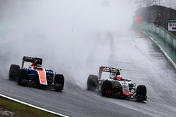 Pascal Wehrlein, Manor Racing MRT05, en, Esteban Gutierrez, Haas F1 Team VF-16, vechten voor positie