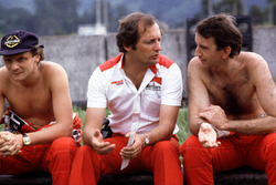 Ron Dennis, McLaren-Ford Cosworth, avec ses pilotes, Niki Lauda (gauche) et John Watson