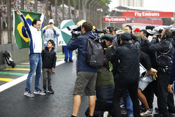 Felipe Massa, Williams, and his son celebrate his last home race with a Brazilian flag