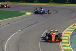 Stoffel Vandoorne, McLaren MCL32, Antonio Giovinazzi, Sauber C36