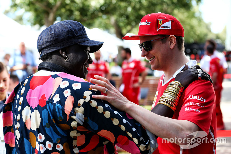 Kimi Räikkönen, Ferrari, mit Mr. Moko